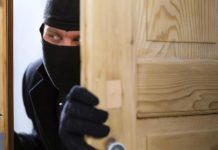 Βόλος: Εβλεπε από το ματάκι κλέφτη να προσπαθεί να ανοίξει το διαμέρισμά του – Κινητοποίηση για τη σύλληψη διαρρήκτη