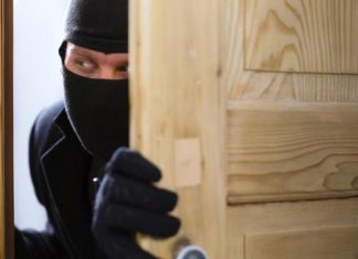 Μεσολόγγι: Νεαρός διαρρήκτης εισέβαλε σε δύο σπίτι μέσα σε λίγη ώρα – Ξυλοκόπησε τον έναν ένοικο