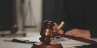 Κάθειρξη 30 ετών ζητούν Ολλανδοί εισαγγελείς για έναν Σύρο κατηγορούμενο για βασανιστήρια και βιασμούς κρατουμένων