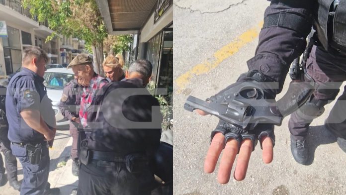 «Μου φέρθηκαν σαν αδέσποτο σκυλί του κλώτσου και του μπάτσου» – Η στιγμή που αστυνομικοί περνούν χειροπέδες στον 89χρονο