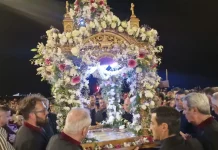 Τι ώρα βγαίνει ο Επιτάφιος σήμερα (10/4), πότε είναι η περιφορά του για τη Μεγάλη Παρασκευή