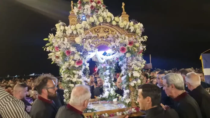 Τι ώρα βγαίνει ο Επιτάφιος σήμερα (10/4), πότε είναι η περιφορά του για τη Μεγάλη Παρασκευή