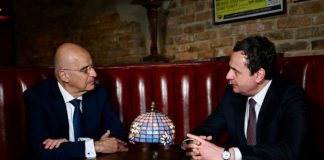 Στα σχοινιά ο Μητσοτάκης, στην Πρίστινα ο Δένδιας