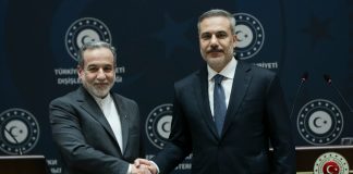 Η Τουρκία σε ρόλο «διαμεσολαβητή»: Ο Φιντάν κινείται ανάμεσα σε ΗΠΑ και Ιράν εν μέσω κρίσης