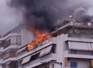Μεγάλη φωτιά σε διαμέρισμα στη Νέα Σμύρνη