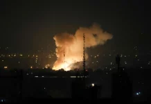 «Εξουδετερώσαμε Ιρανούς στρατιωτικούς ηγέτες σε βομβαρδισμό στην Τεχεράνη», ισχυρίζεται ο Τραμπ – Τρεις νεκροί από πλήγματα στο Ιράν, φωτιά σε κτίρια στο Κουβέιτ