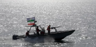 Το Ιράν απειλεί με «ισχυρή απάντηση» σε διέλευση πολεμικών πλοίων από τα Στενά του Ορμούζ