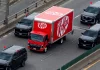Φορτηγό της KitKat εμφανίστηκε με VIP συνοδεία μετά την κλοπή 12 τόνων σοκολάτας: Τι κρύβεται πίσω από την κίνηση, δείτε βίντεο