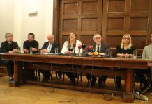 Τέμπη: «Τους πειράζει ότι φτάσαμε κοντά στην αλήθεια» – Στο πλευρό της Κωνσταντοπούλου συγγενείς των θυμάτων