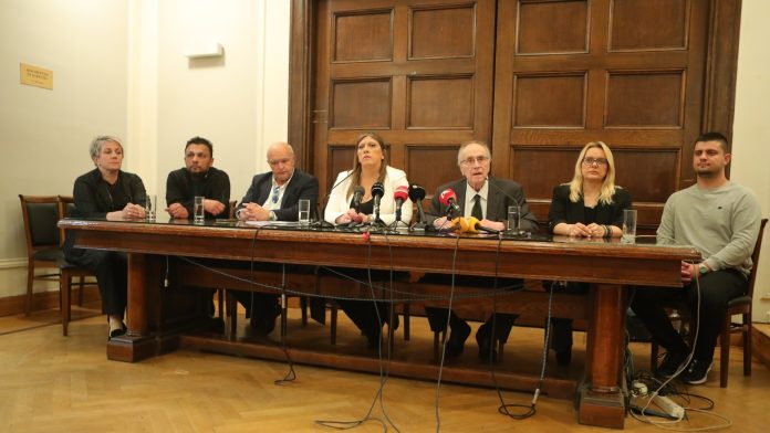 Τέμπη: «Τους πειράζει ότι φτάσαμε κοντά στην αλήθεια» – Στο πλευρό της Κωνσταντοπούλου συγγενείς των θυμάτων