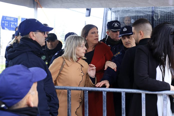 Διεκόπη η δίκη για τα Τέμπη μετά το κλίμα έντασης και τις διαμαρτυρίες συγγενών