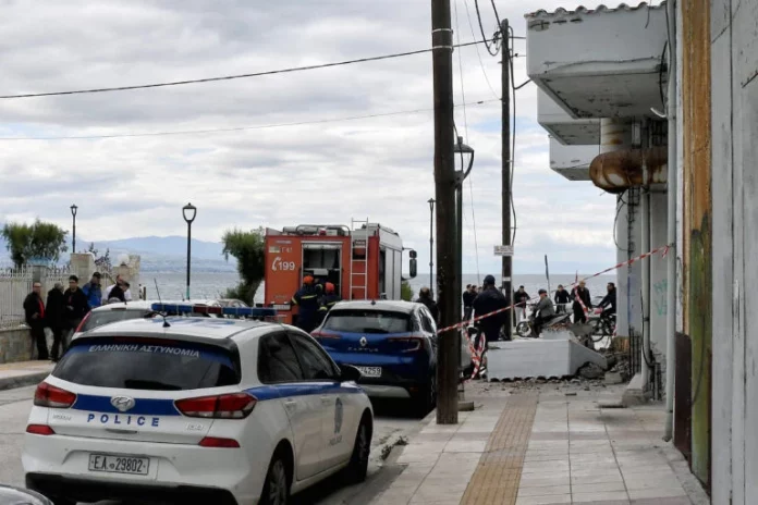 Τα αναπάντητα ερωτήματα για την τραγωδία στην Κόρινθο: «Ο εργολάβος δεν είχε λάβει τα απαραίτητα μέτρα ασφαλείας» – Άφαντοι παραμένουν η ιδιοκτήτρια και οι εργάτες