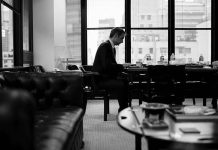 O πρωθυπουργός «πετάει χαρταετό» και προσβάλλει την κοινωνία