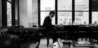 O πρωθυπουργός «πετάει χαρταετό» και προσβάλλει την κοινωνία