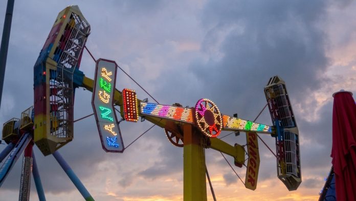 Πανικός σε λούνα παρκ στο Μεξικό: Γυναίκα που επέβαινε σε παιχνίδι κρεμάστηκε στο κενό και έπεσε στο έδαφος (Video)