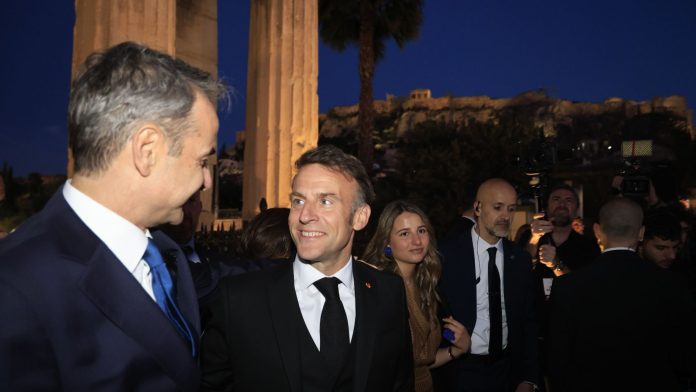 Επίσκεψη Μακρόν – Μητσοτάκη στη φρεγάτα «Κίμων» και τετ α τετ στο Μαξίμου: «Θα είμαστε εδώ αν απειληθείτε» υποσχέθηκε ο Γάλλος πρόεδρος