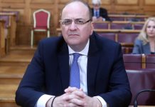 «Όσο μιλάει, τόσο χειρότερα τα κάνει…»