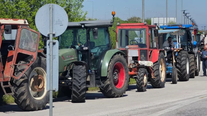 Αγρότες με τρακτέρ κατευθύνονται στον Ε65: Διαμαρτύρονται για ΟΠΕΚΕΠΕ και το αυξημένο κόστος παραγωγής, δείτε εικόνες