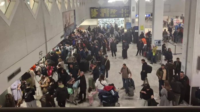 Χάος στο αεροδρόμιο Ηρακλείου: Επτά πτήσεις ακυρώθηκαν λόγω της αφρικανικής σκόνης, 12 αεροσκάφη κατευθύνθηκαν σε άλλους προορισμούς