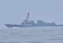 «Αλλάξτε πορεία, αλλιώς θα γίνετε στόχος»: Η στιγμή που ιρανικό σκάφος απειλεί αμερικανικό αντιτορπιλικό που μπήκε στα Στενά του Ορμούζ