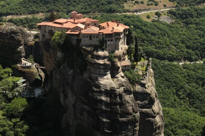Τραγωδία στην Καλαμπάκα: Νεκρή γυναίκα μετά από πτώση από το βράχο της μονής του Αγίου Στεφάνου στα Μετέωρα