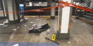 Επίθεση με ματσέτα στο μετρό της Νέας Υόρκης: Έλεγε ότι ήταν ο «Λούσιφερ», τουλάχιστον 3 τραυματίες, νεκρός ο δράστης