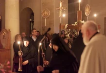 Κυριάκος Μητσοτάκης στον Επιτάφιο στην Ιερά Μονή Μεταμορφώσεως του Σωτήρος στα Χανιά