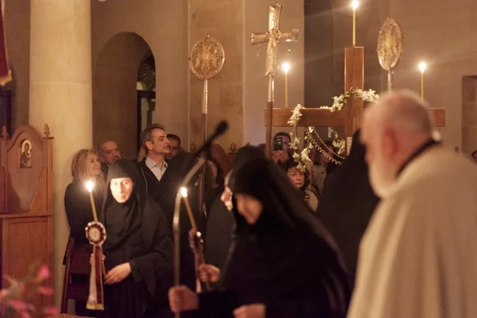 Κυριάκος Μητσοτάκης στον Επιτάφιο στην Ιερά Μονή Μεταμορφώσεως του Σωτήρος στα Χανιά