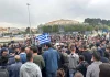 Μυτιλήνη: Στα “κάγκελα” κτηνοτρόφοι για τον αφθώδη πυρετό – Απέκλεισαν το λιμάνι, πέταξαν ζωοτροφές έξω από τη ΓΓ Αιγαίου – Δείτε βίντεο
