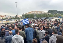 Μυτιλήνη: Στα “κάγκελα” κτηνοτρόφοι για τον αφθώδη πυρετό – Απέκλεισαν το λιμάνι, πέταξαν ζωοτροφές έξω από τη ΓΓ Αιγαίου – Δείτε βίντεο