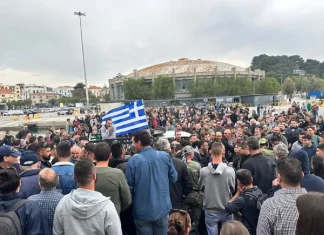 Μυτιλήνη: Στα “κάγκελα” κτηνοτρόφοι για τον αφθώδη πυρετό – Απέκλεισαν το λιμάνι, πέταξαν ζωοτροφές έξω από τη ΓΓ Αιγαίου – Δείτε βίντεο
