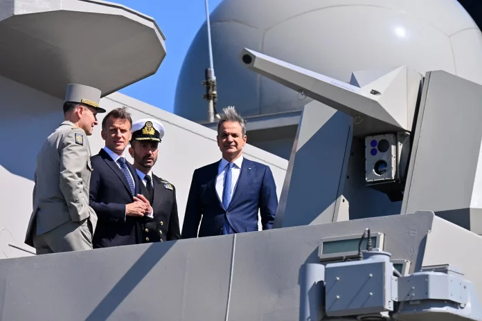 Μητσοτάκης και Μακρόν επιθεώρησαν τη φρεγάτα “Κίμων” – Δείτε βίντεο και φωτογραφίες