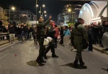 Ανάσταση με ΜΑΤ στον Νέο Κόσμο: Μπλόκο στο «έθιμο» με μολότοφ, τρεις συλλήψεις