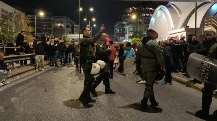 Ανάσταση με ΜΑΤ στον Νέο Κόσμο: Μπλόκο στο «έθιμο» με μολότοφ, τρεις συλλήψεις