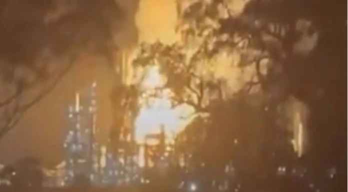 Μεγάλη πυρκαγιά σε διυλιστήριο που καλύπτει το 10% των καυσίμων της Αυστραλίας, δείτε βίντεο