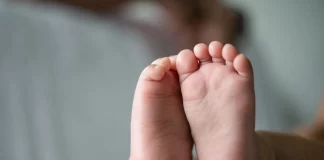 Φρίκη στην Ηλεία: Ο σύντροφος της μητέρας έκαιγε και δάγκωνε το 10 μηνών βρέφος – Προφυλακίστηκαν και οι δύο