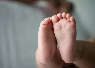 Φρίκη στην Ηλεία: Ο σύντροφος της μητέρας έκαιγε και δάγκωνε το 10 μηνών βρέφος – Προφυλακίστηκαν και οι δύο