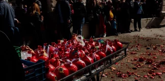 Κέρκυρα: Ατύχημα από τους Μπότηδες στη Λιστόν – Κανάτα έπεσε και έσπασε στο κεφάλι γυναίκας