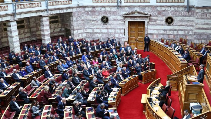 Κραυγές και ψίθυροι για τους εξωκοινοβουλευτικούς