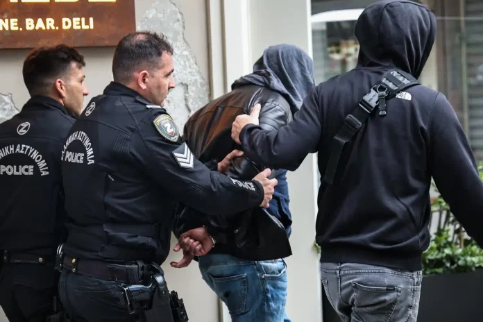 «Λύθηκε» το μυστήριο με την πτώση γυναίκας στο κέντρο της Αθήνας – Ελεύθερος να επιστρέψει στη χώρα του ο Ιταλός