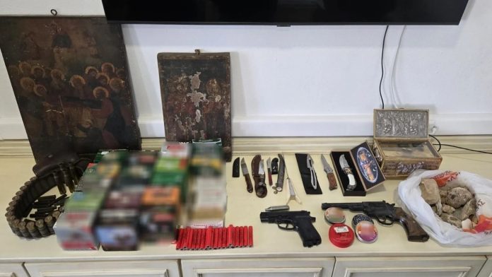 Ηράκλειο: Υπόθεση ενδοοικογενειακής βίας αποκάλυψε οπλοστάσιο – Συνελήφθη 60χρονος