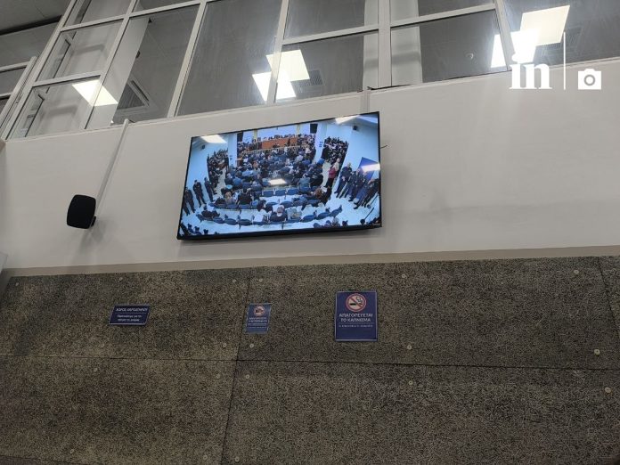 Τέμπη: Με εντάσεις, ισχυρή αστυνομική παρουσία και αντιδράσεις η δίκη – «Η δικαιοσύνη να σταθεί στο ύψος της»