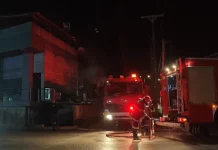 Φωτιά σε αμαξοστάσιο του δήμου Πειραιά, ζημιές σε οχήματα