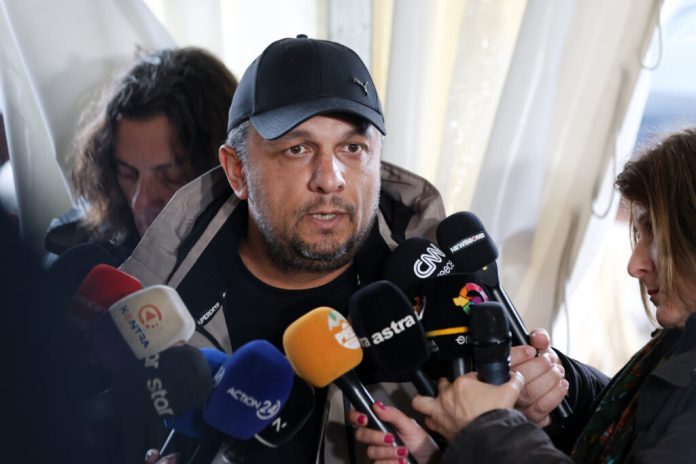 Αρχίζει και πάλι η δίκη για τα Τέμπη: Φωνές και γιουχαΐσματα – Αποχώρησε με ασθενοφόρο ο Ρούτσι