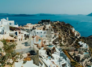 Διακοπές στην Ελλάδα, με τιμές Λουξεμβούργου: Είμαστε ο ακριβότερος μεσογειακός προορισμός και το 2026