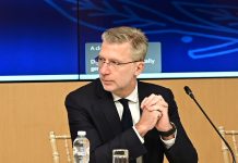 Αντί για απαντήσεις ρητορική βιτρίνας