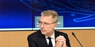 Αντί για απαντήσεις ρητορική βιτρίνας