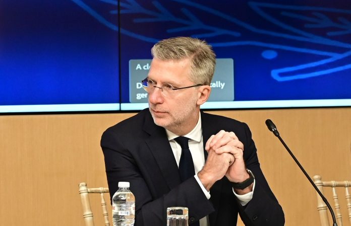 Αντί για απαντήσεις ρητορική βιτρίνας