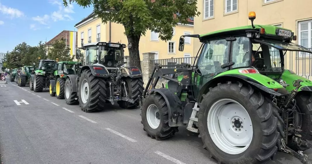 symbolbild-traktoren-48718226 Αυστρία: 300 τρακτέρ στους δρόμους της Βιέννης με αίτημα την αναγραφή της σήμανσης προέλευσης των προϊόντων