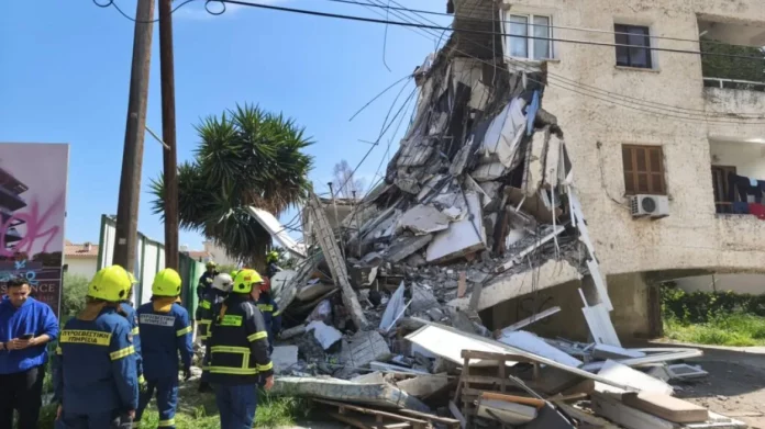 Κατέρρευσε διώροφη πολυκατοικία στην Κύπρο, φόβοι για εγκλωβισμένους – Δείτε φωτογραφίες